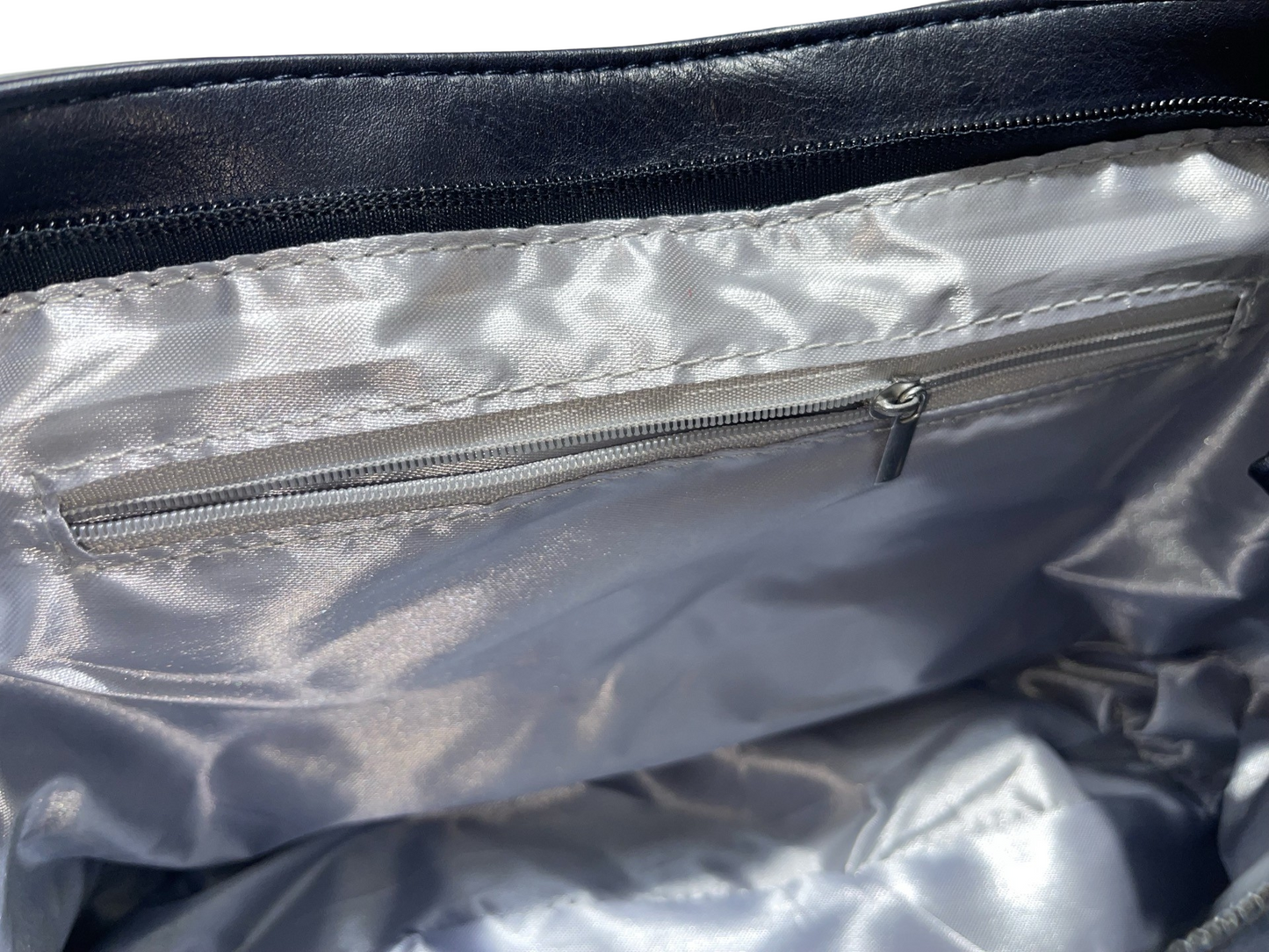 Blau-schwarze Kunstledertasche mit doppeltem Druckknopf und langem Doppelreißverschluss